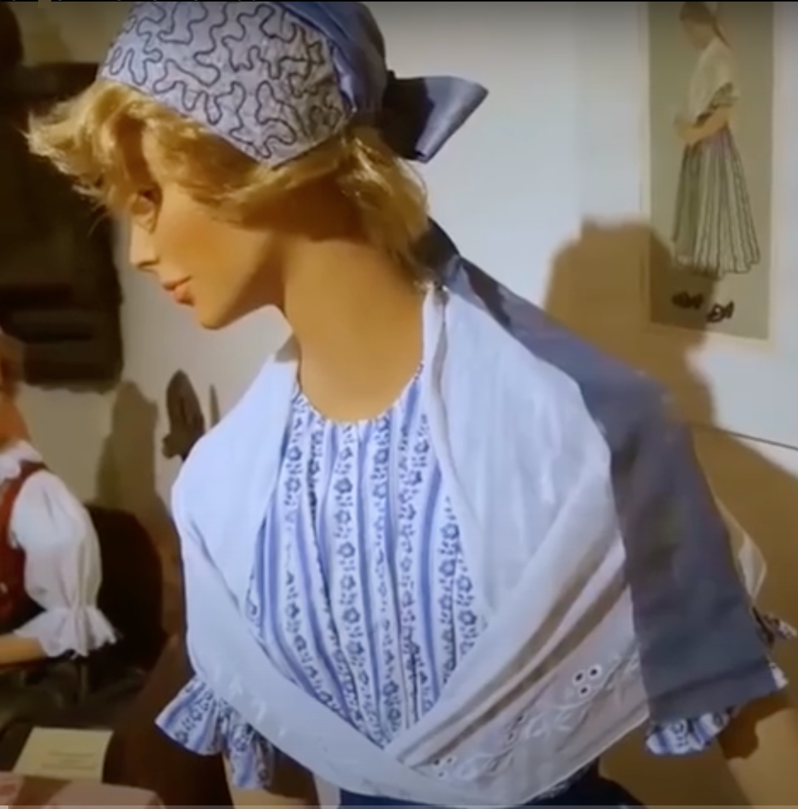 Erneuerte Tracht (vermutlich nach 1930) – Die Aufnahme ist aus dem aufgelösten Mährisch-Schlesischen Museum in Klosterneuburg, entnommen aus Edwin Budes Dokumentarfilm „Unbekanntes Altvatergebirge – Meine Heimat.“ Heute lagern die Stücke im Archiv des Landesmuseum Niederösterreich und sind dort digital abrufbar.