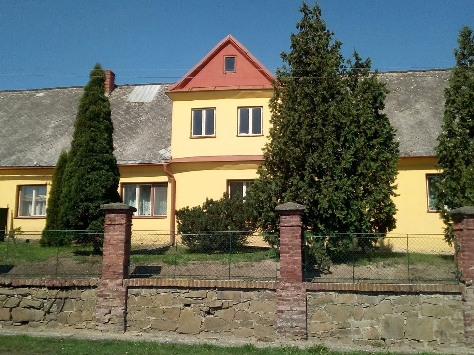 Kreis Jägerndorf: ZWERCHHAUS MIT KREUZDACH UND SCHIEFERDECKUNG - Lorenz Loserth, Loserth-Hof in Lobenstein, 2019, Foto