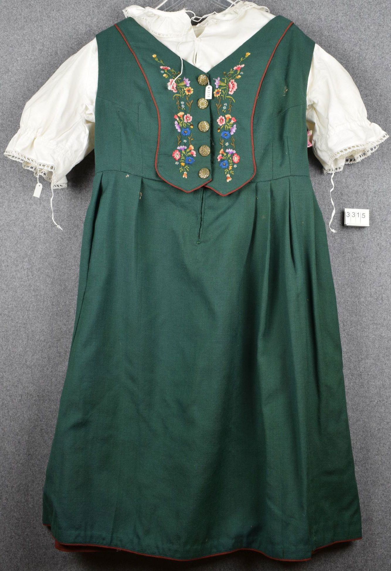 1930 Trachtenkleid mit Knopfleiste (Heimatmuseum Freudenthal/Altvater in Memmingen)