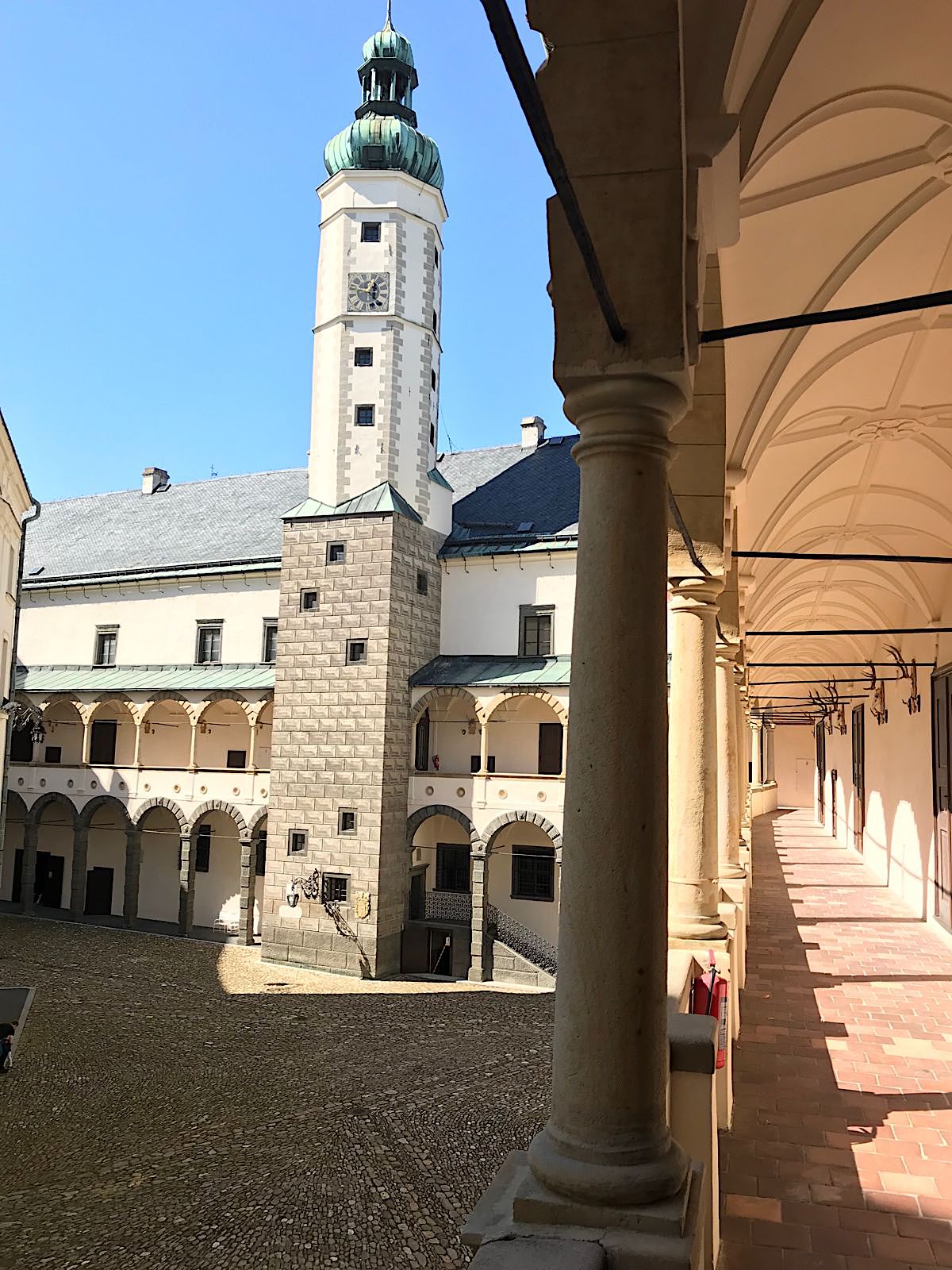 Sgrafitto am Schlossturm, wie es in der Region häufig zu sehen ist.