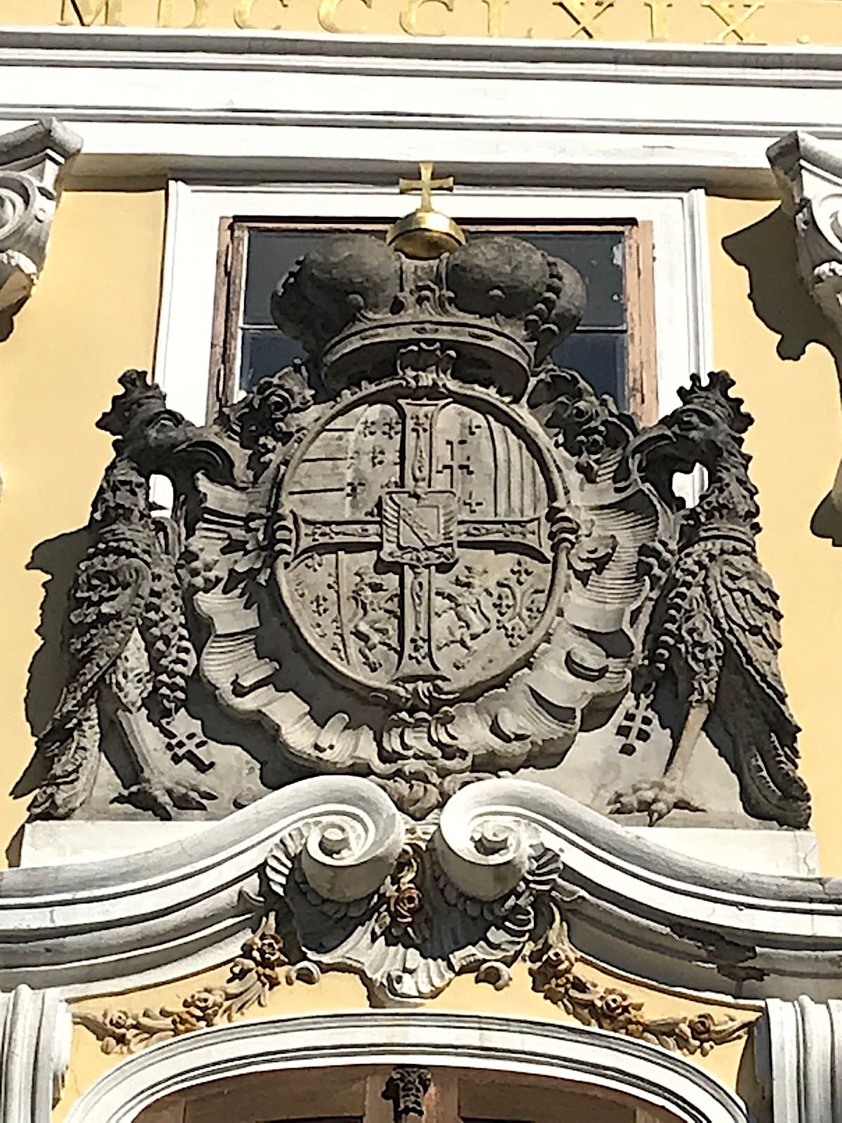 Über dem Eingangsportal prangt das Wappen des deutschen Ordens. Er war bis 1939 im Besitz des Baus.