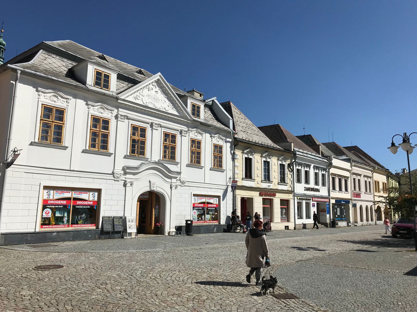 Häuser am quadratischen Ringplatz (= Stadtplatz) im Zentrum. Die Stadt wurde 1213 gegründet und ist damit eine der ältesten Städte Tschechiens.