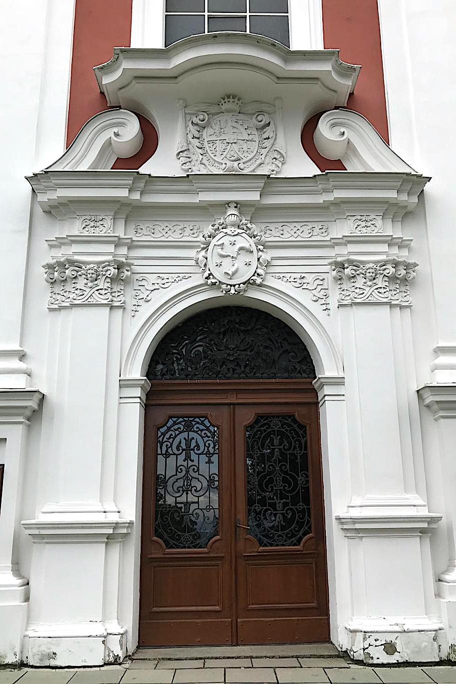Portal der Burgbergkriche mit Jägerndorfer Wappen
