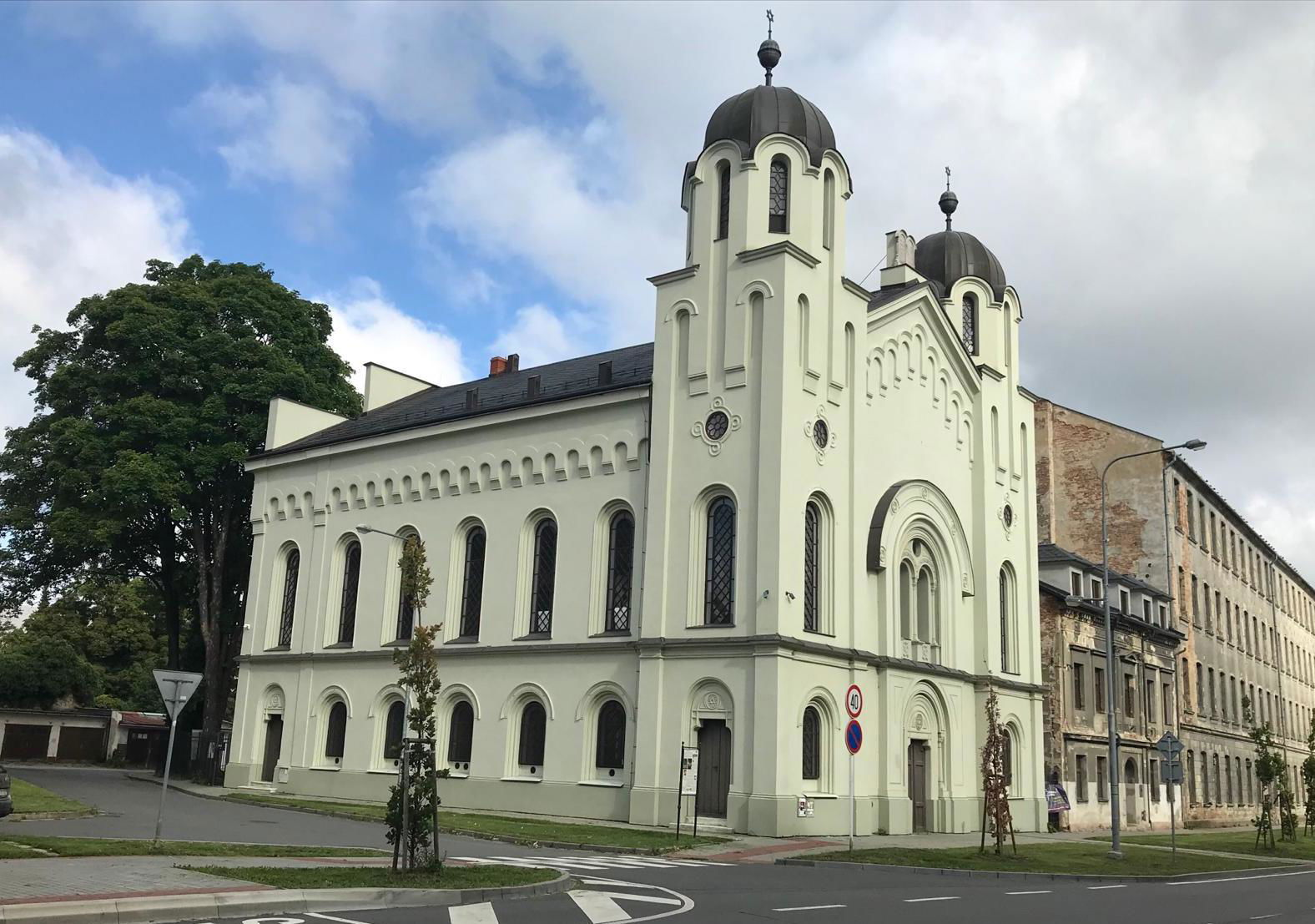 Synagoge Jägerndorfs mit neu angebrachten Gesetzestafeln an der Fassade