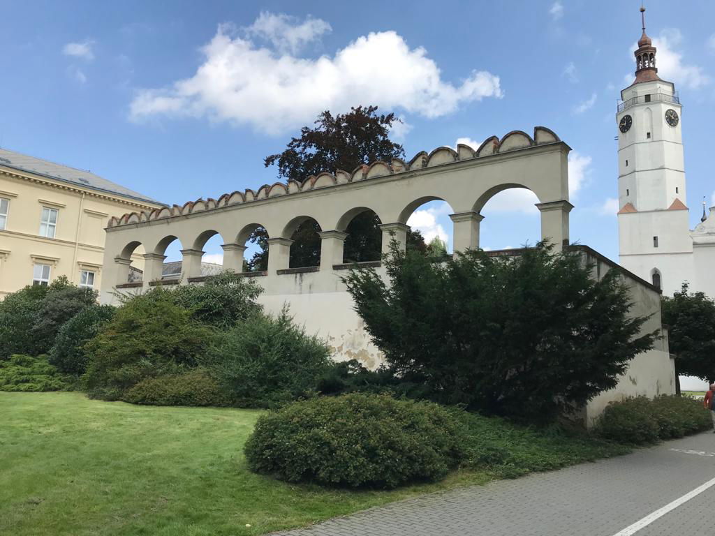 die „Schwedenmauer“ und Stadtpfarrkirche St. Martin