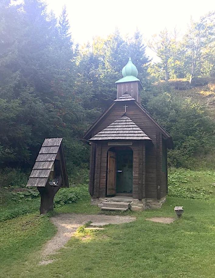 Kapelle für verunglückte Wanderer des Altvatergebirges nach Form der Heidebrünnlkapelle nahe des Roten-Berg-Sattels