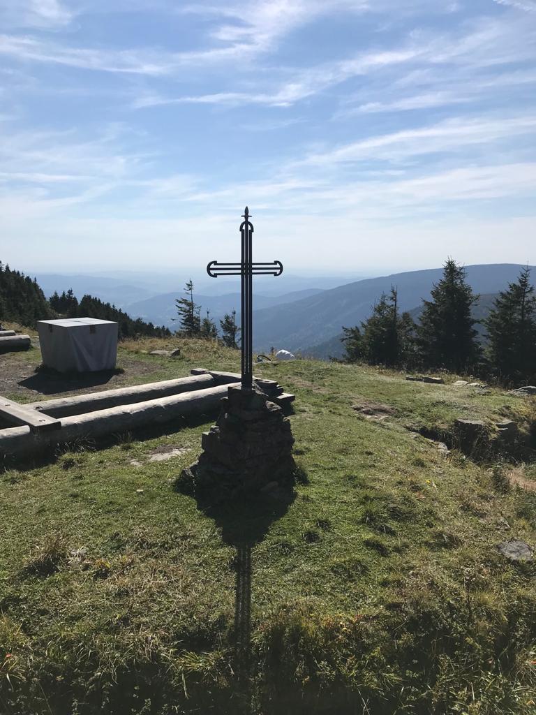 Freilichtaltar und altes Kreuz auf den Fundamenten der ehemaligen Heidebrünnl-Kapelle