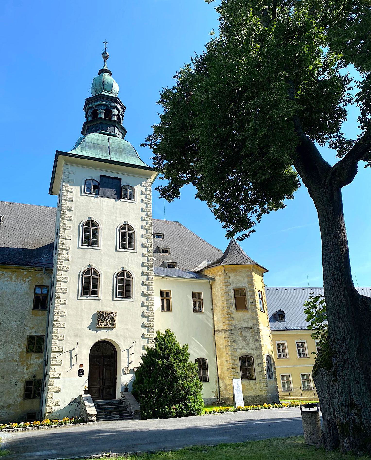 Schloss Janowitz – das Schloss diente 1946 als Internierungslager für die deutsche Bevölkerung aus dem Raum Römerstadt