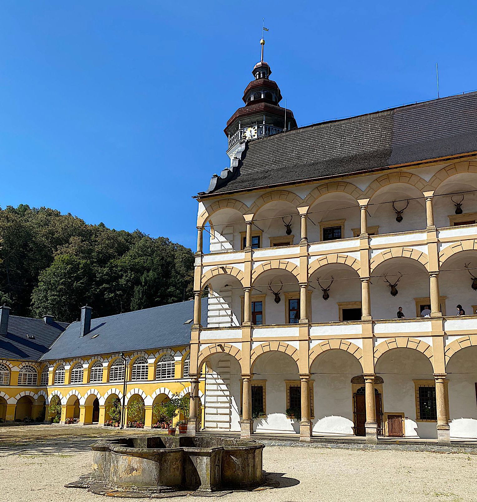 Barockanbau links als Wohnbau – Groß Ullersdorf ist bekannt als Schauplatz von Hexenprozessen