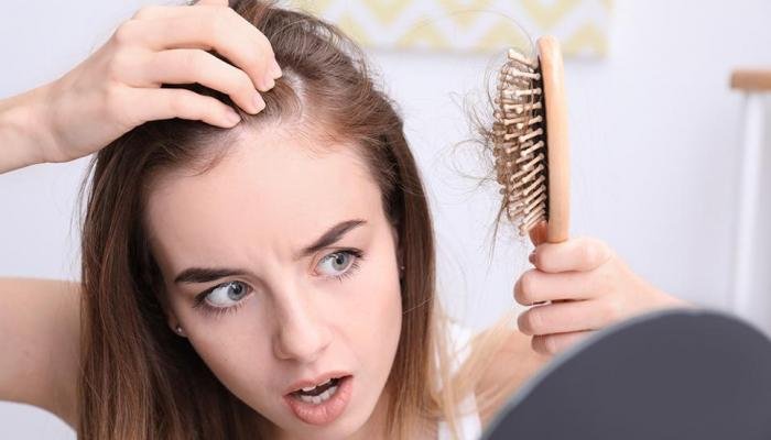 ماعلاقة فيروس كورونا بتساقط الشعر؟؟