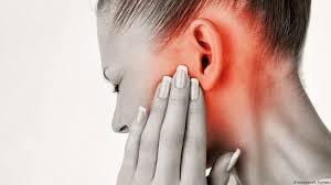 ضعف السمع وطنين الأذن هي إحدى الأعراض التي يسببها الفيروس..