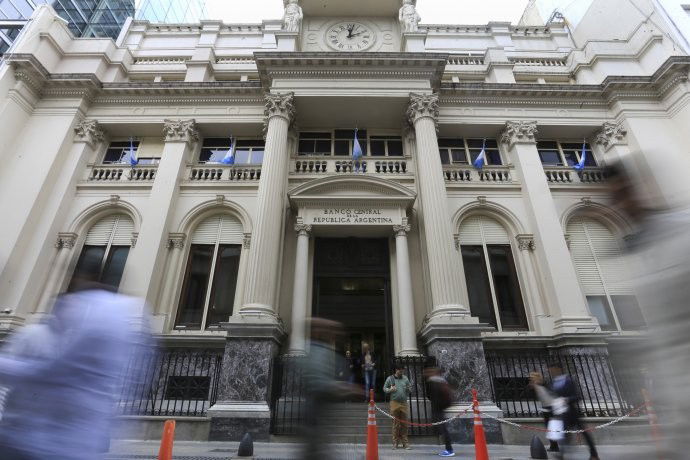 BCRA extendió por 90 días la suspensión de intereses en cuotas impagas de préstamos La autoridad monetaria extendió también hasta el 31 de marzo la posibilidad de pasar las cuotas impagas de los créditos (excepto financiaciones de tarjeta de crédito) al final de la vida del préstamo.