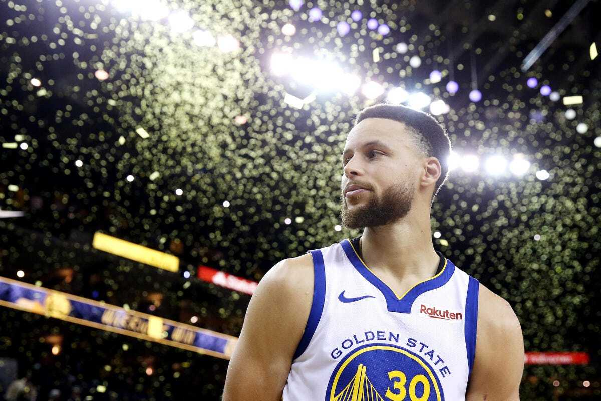 NBA 球星 STEPHEN CURRY 於生涯內投進 3366 球三分球，打破 RAY ALLEN紀錄成為 NBA 史上第一名