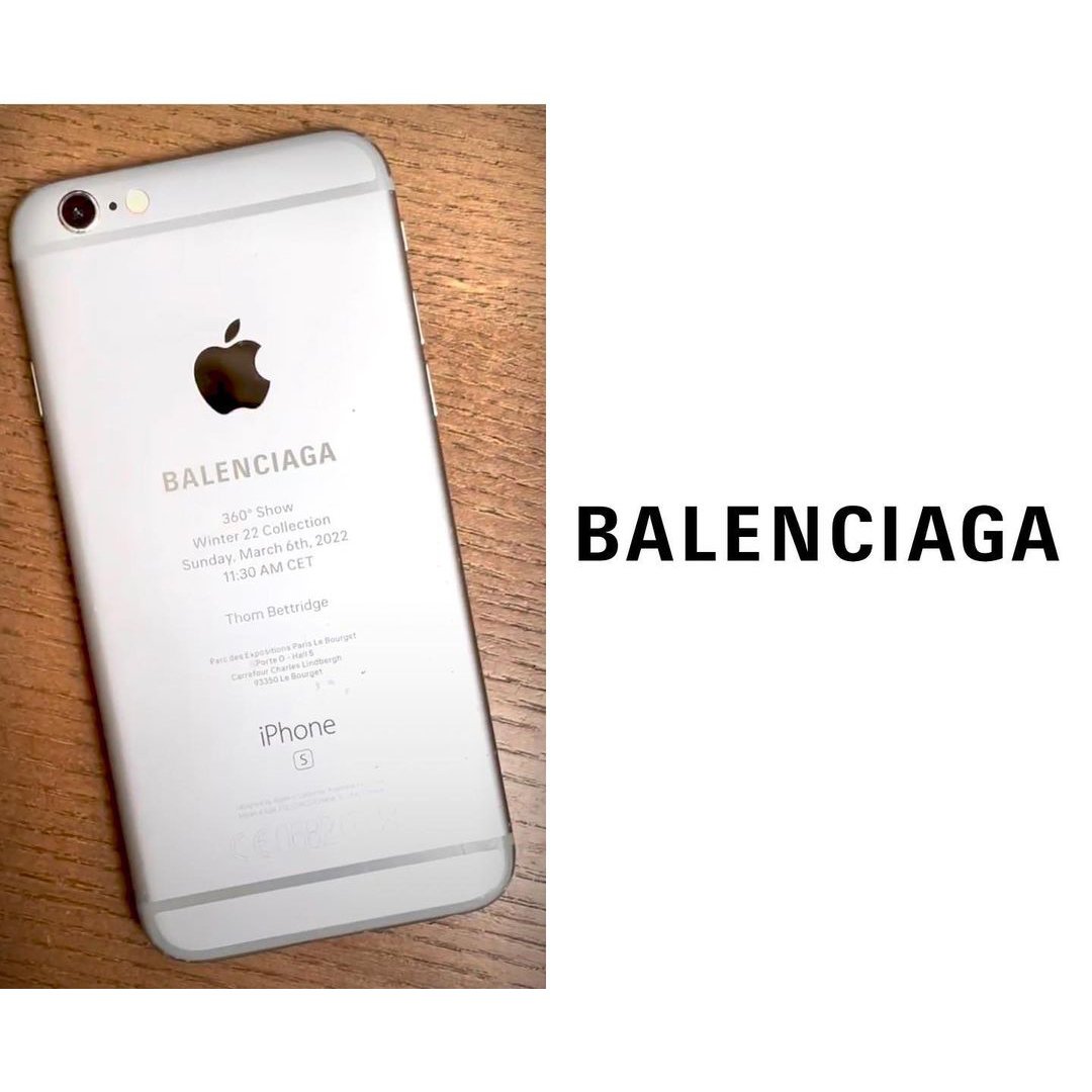 Tổ chức trình diễn thời trang Balenciaga tặng khách mời iPhone 6 vỡ màn  thay giấy mời