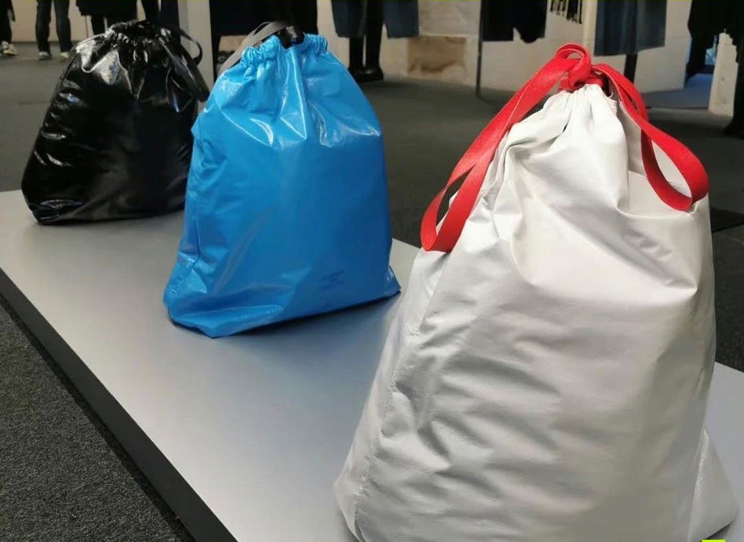BALENCIAGA “世上最貴垃圾袋”正式登陸門市 發售價 1790 美金(約 13970 港幣）