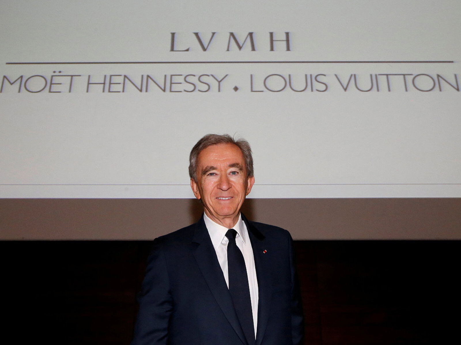 全球最大奢侈品集團 LVMH 市值突破 4000 億歐羅 執行長 BERNARD ARNAULT 單日資產增長 242 億港幣