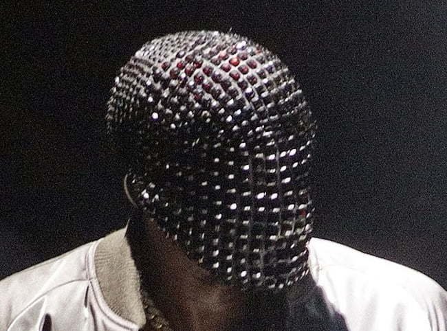 YE（KANYE WEST）於《YEEZUS》巡迴演唱會配戴 MAISON MARGIELA 水晶面罩以 39 萬港幣出售