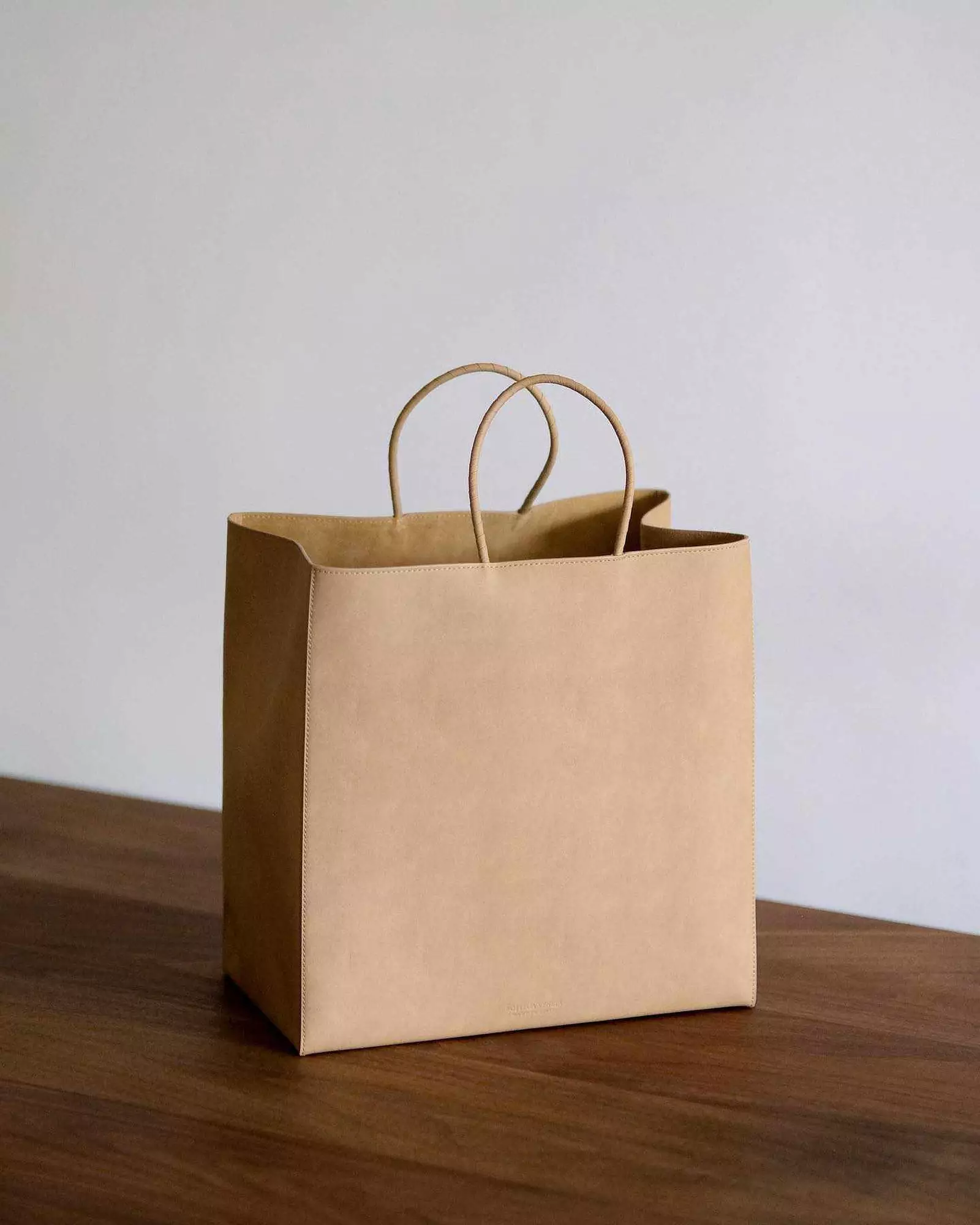 BOTTEGA VENETA 推出售價 $14900 港幣 仿紙袋「THE BROWN BAG」