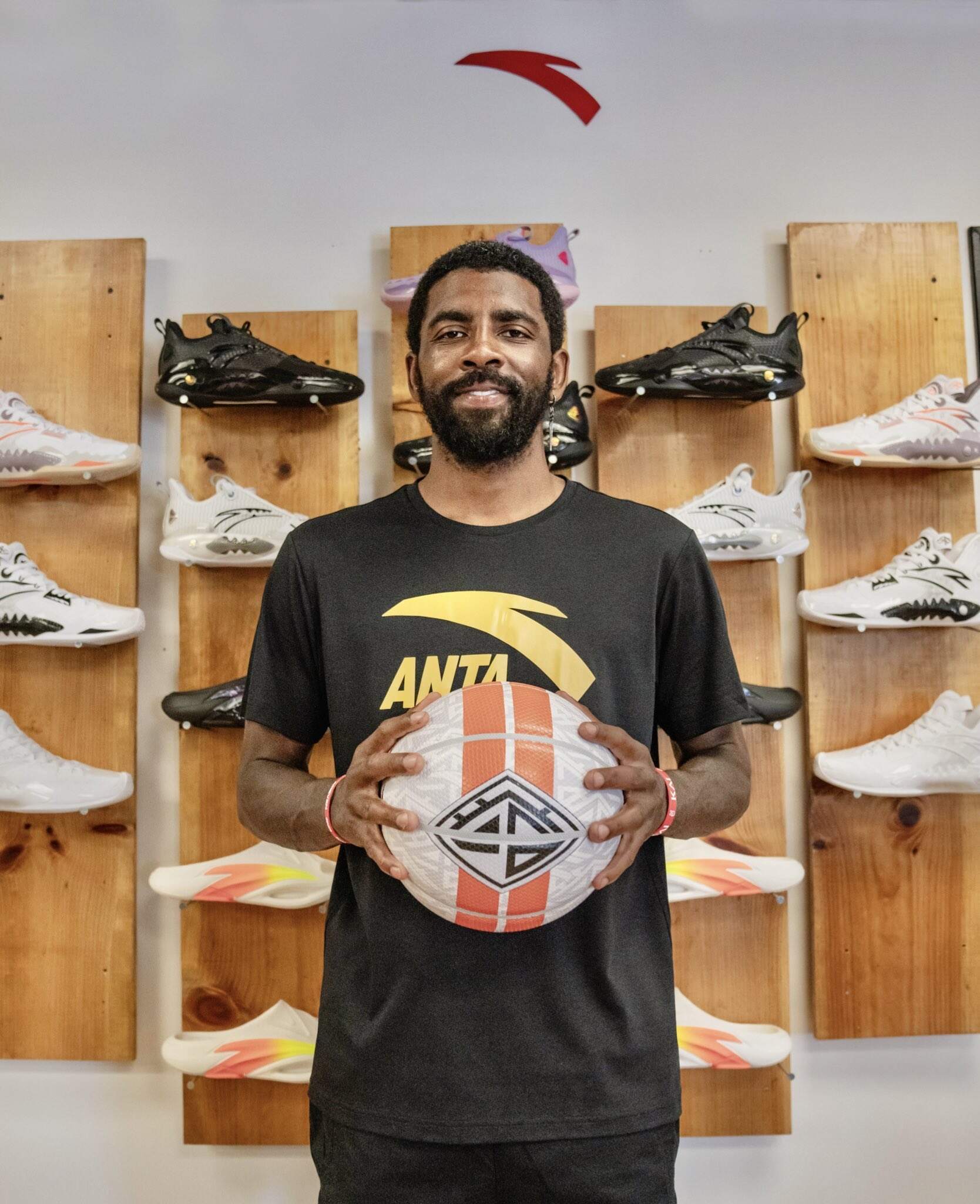 NBA 球星 KYRIE IRVING 與中國運動品牌 ANTA 簽訂五年代言合約