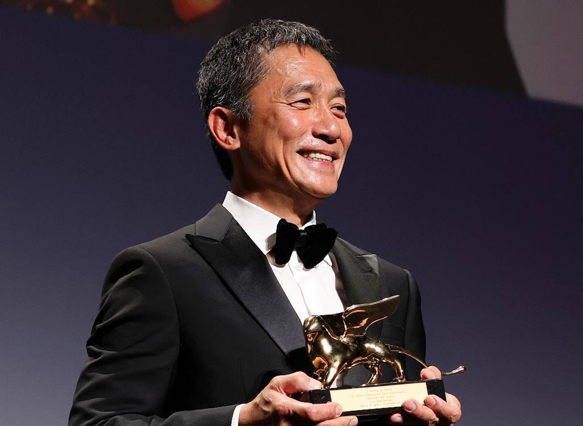 香港影帝梁朝偉獲頒終身成就金獅獎 成為史上首位獲獎華人演員