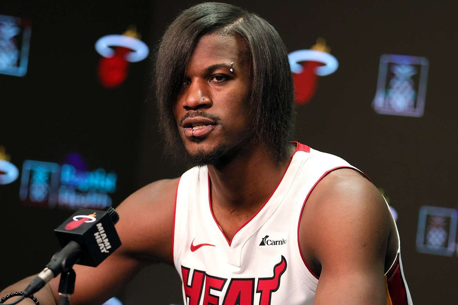 NBA 球星 JIMMY BUTLER 以全新髮型示人 港台網民表示：「好像古惑仔烏鴉」
