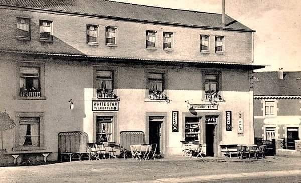 Café Wilmet et à gauche le petit magasin Uma à Carlsbourg