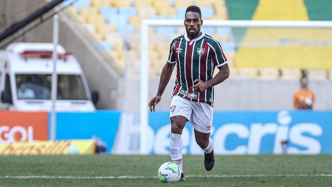 Luccas Claro renova contrato com o Fluminense