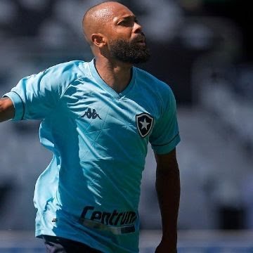 Botafogo se acerta com a Portuguesa e anuncia compra de Chay.