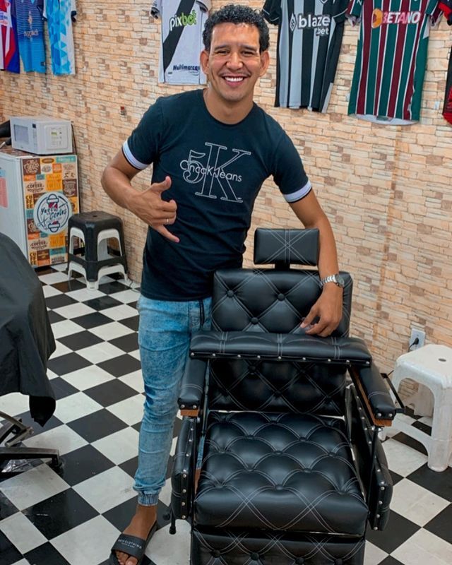 YAGO SANTOS JÁ FOI CAMPEÃO COMO JOGADOR E TREINADOR, HOJE FAZ SUCESSO COMO BARBEIRO