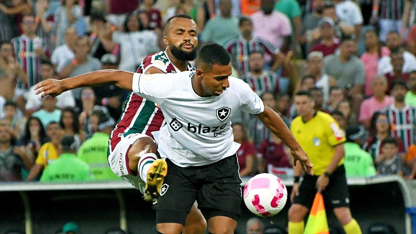 BOTAFOGO E FLUMINENSE EMPATAM EM JOGO AGITADO NO MARACANÃ