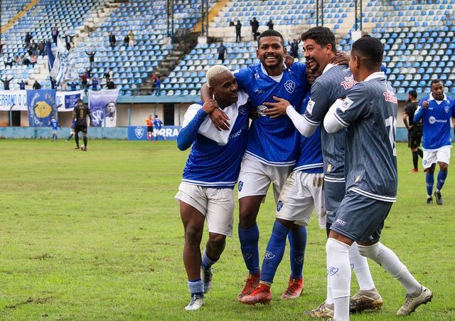 SERRANO CONTA COM TREINADOR ESTRANGEIRO E ARTILHEIRO NA BUSCA PELO ACESSO