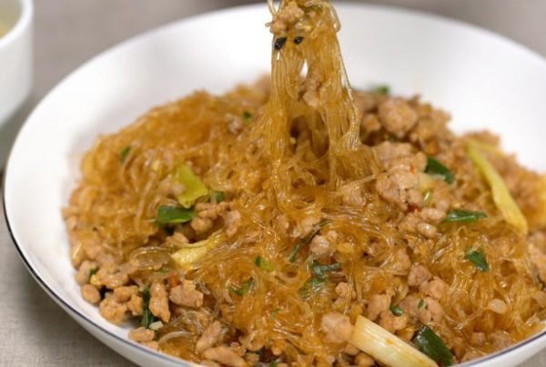 Spaghetti di soia saltati con carne e verdure 肉炒粉丝