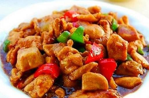 Pollo saltato in salsa di soia alla Pechinese 酱爆鸡丁