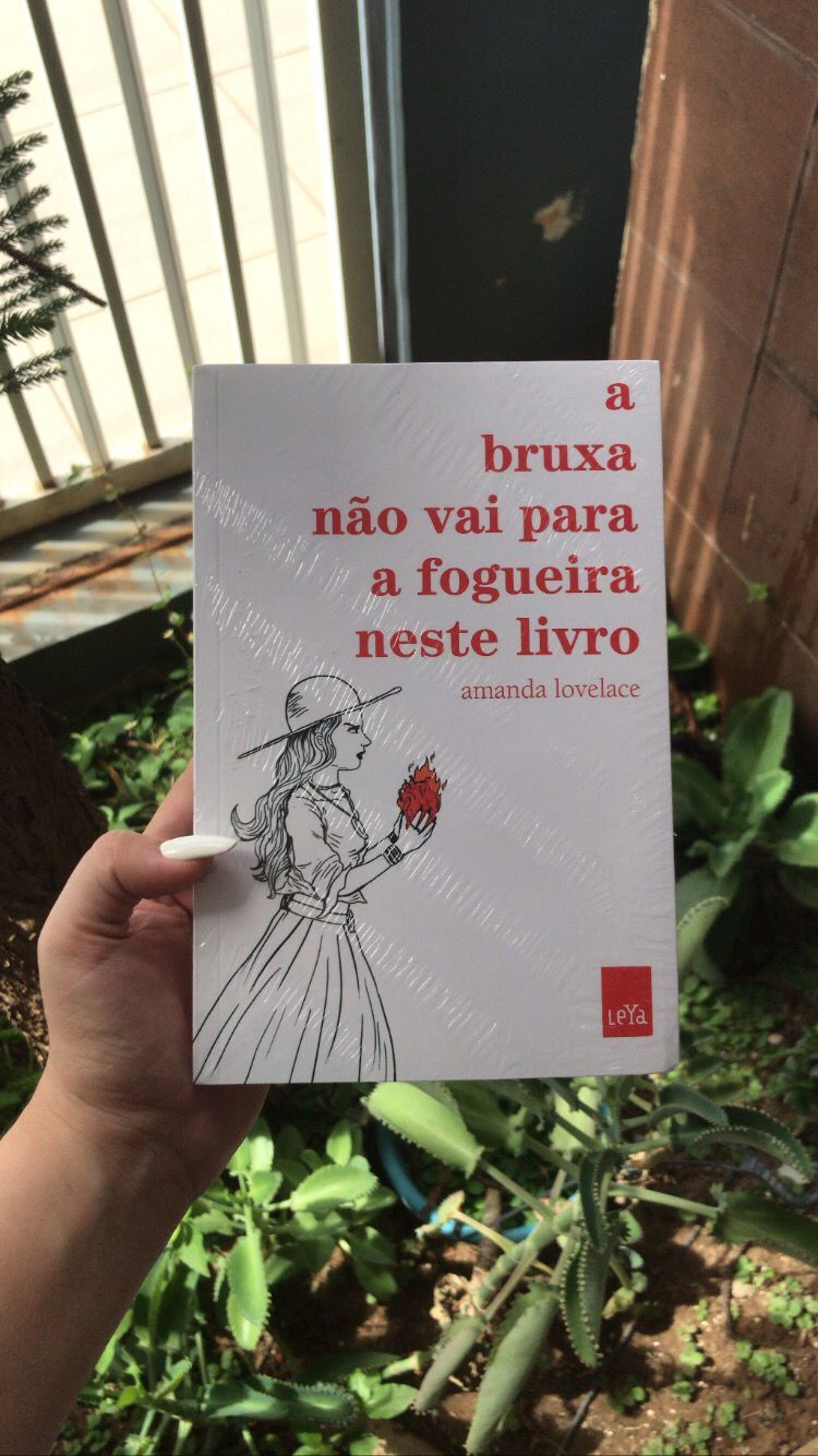 A bruxa não vai para a fogueira neste livro | Amanda Lovelace - NK LIVROS