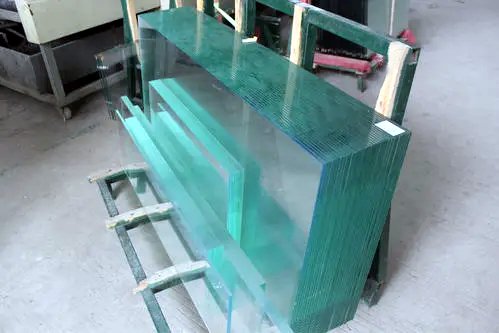 A brief analysis of the production process and quality defects of laminated glass.