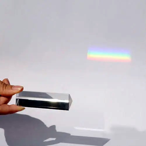 Mechanism of the rainbow phenomenon in insulating glass