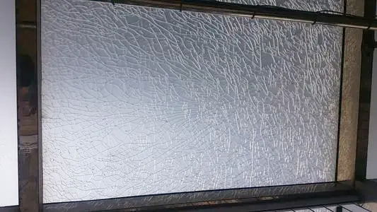 Description of the problem of tempered glass self-explosion