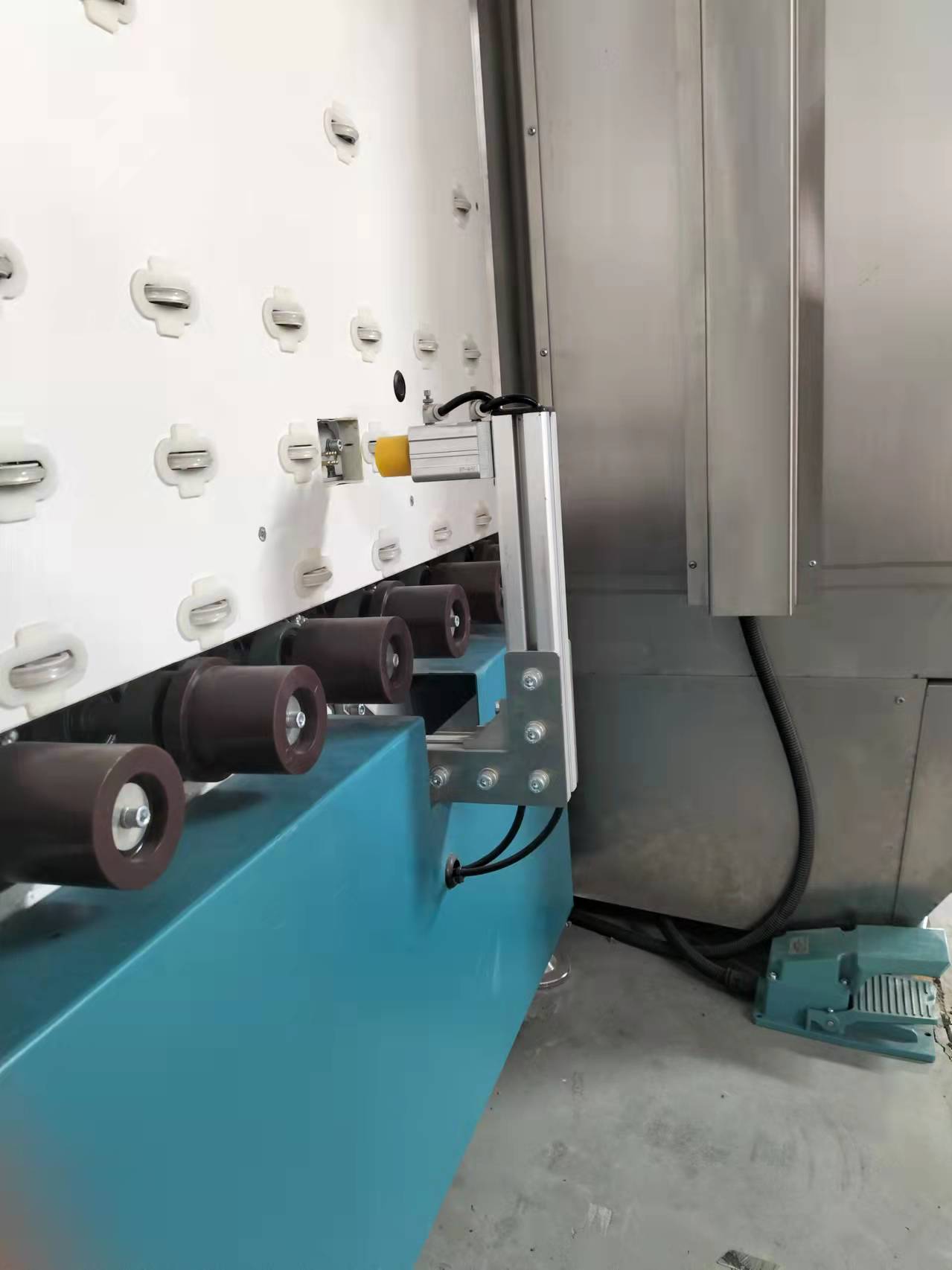 How to Recognize the Low-E Glass Film in the processing of Insulated Glass Producing?