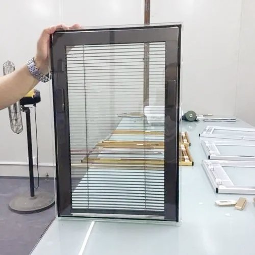 Features and applications of magnetically controlled roll-film insulating glass.