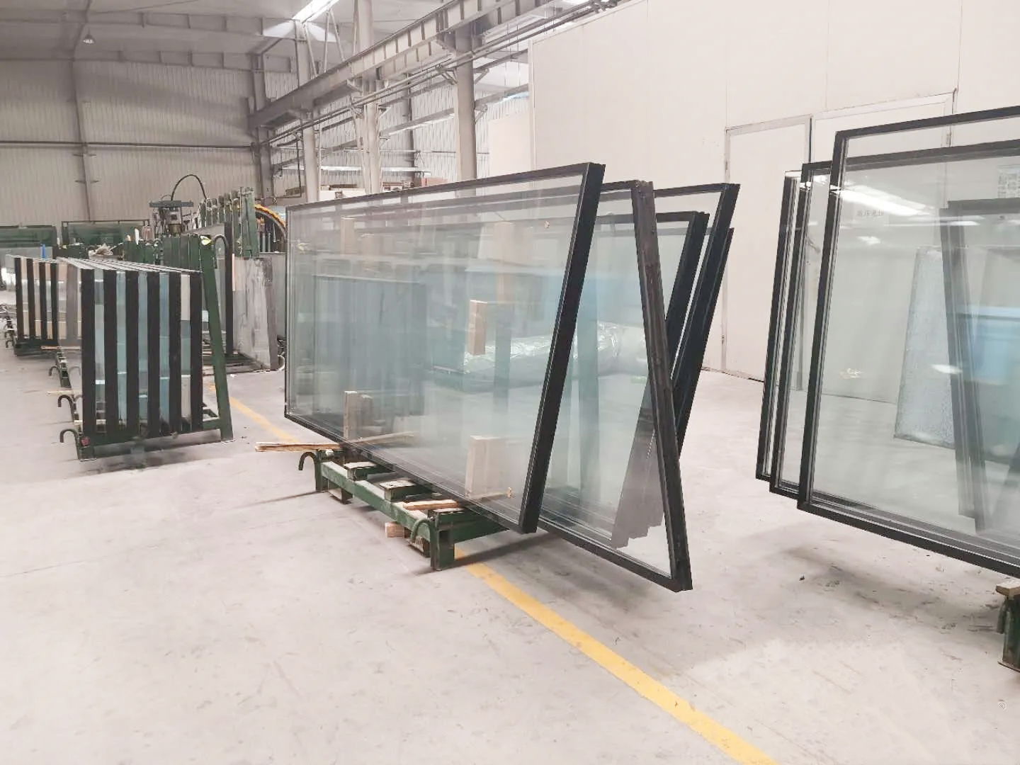 Correlation between parameters of fully tempered vacuum glass support and thermal conductivity.