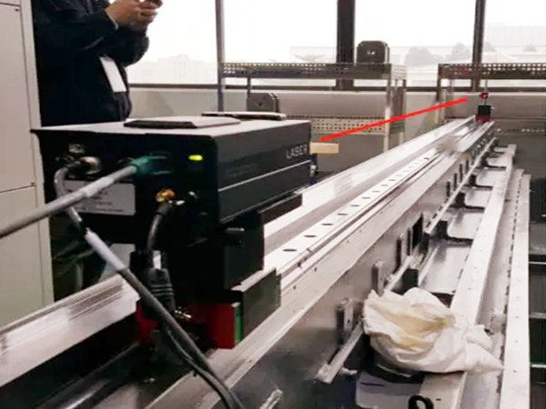 Using Laser Interferometer to detect the straightness of guide rails