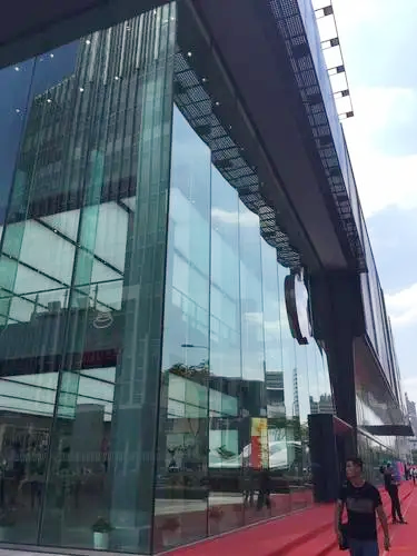 Innovative design and application of ultra-narrow edge ultra-high-definition glass curtain wall.