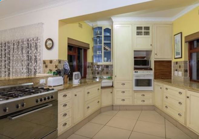 Large, fully equipped Kitchen with 2 Stoves & Gas Hob