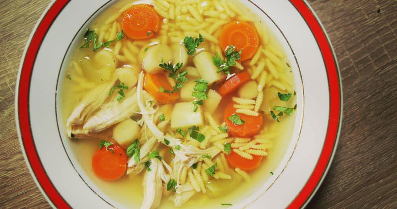 Chicken noodle soup (Husleves)