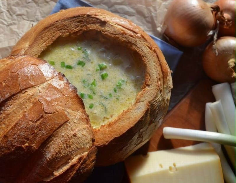 Onion Soup in a sourdough bowl (Hagymaleves cipoban talalva)