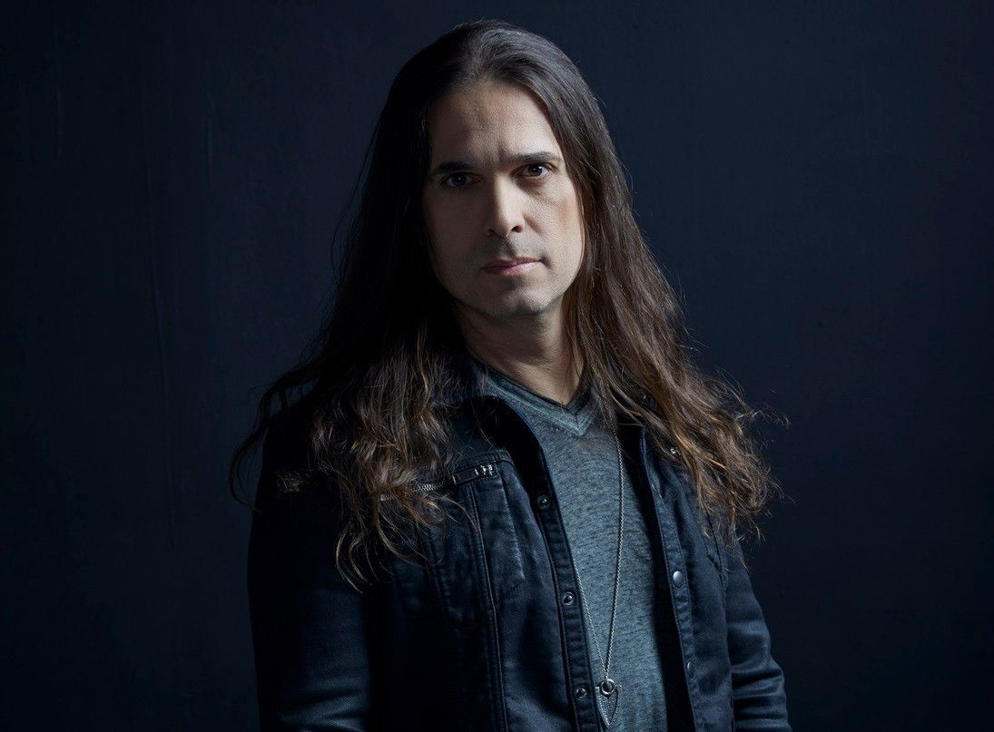 Kiko Loureiro revela novas datas de turnê solo e adiciona apresentação no Chile