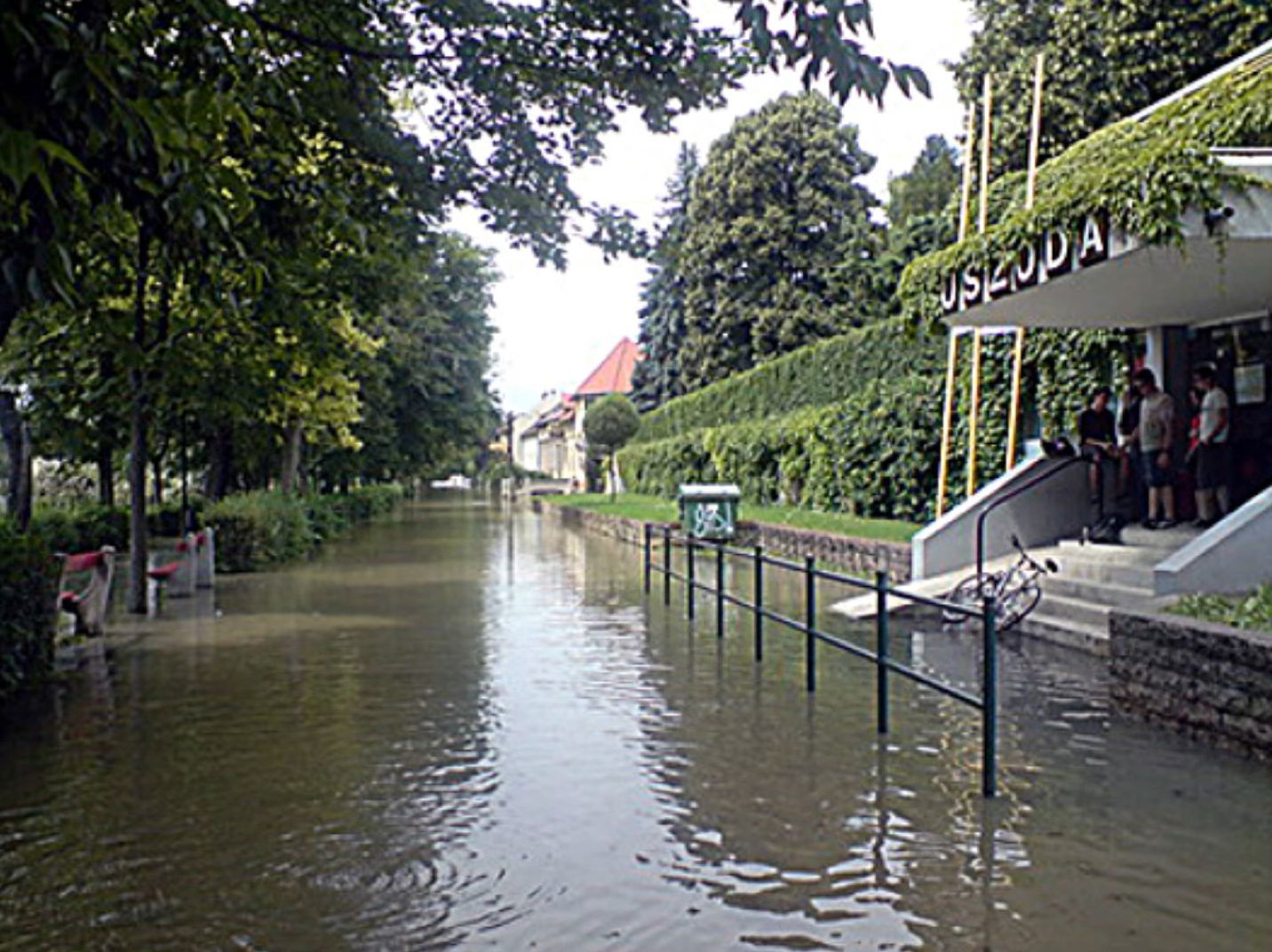 Váci Uszoda bejárat - 2013 árvíz