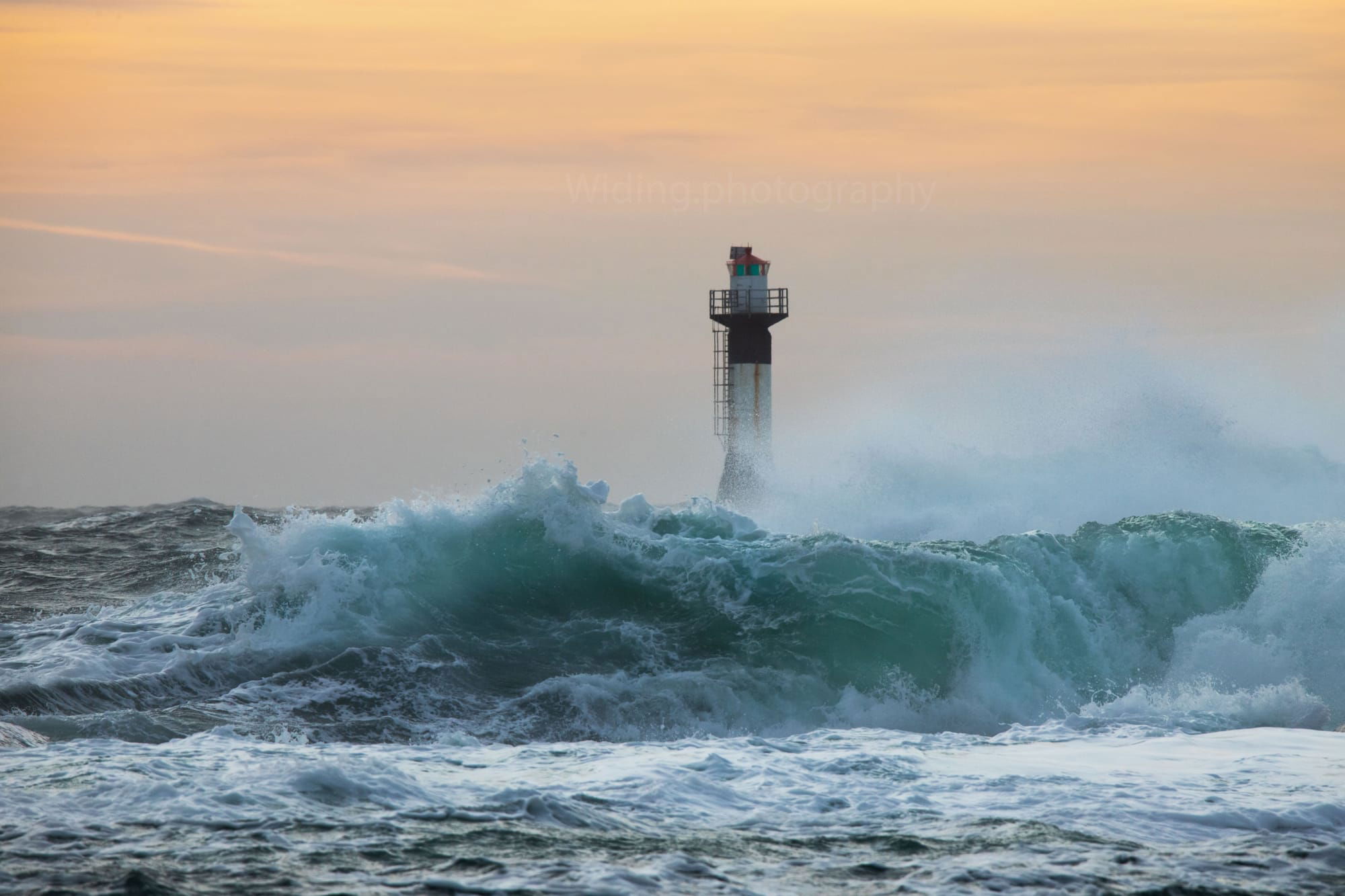 119. Impressive waves around the Lighthouse