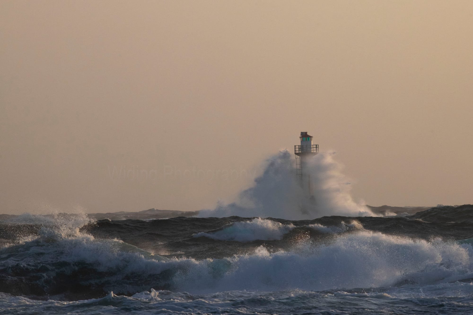 103. Väcker Lighthouse splits the Waves