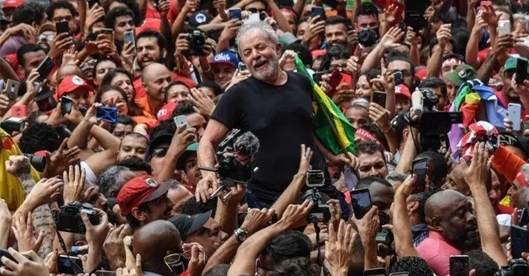 As  instituições esfaziaram  democráticamente e temos um esgotamento da republica em geral no brasil que  nao atuam e a  grande chance de regressão democrática no Pais ,
